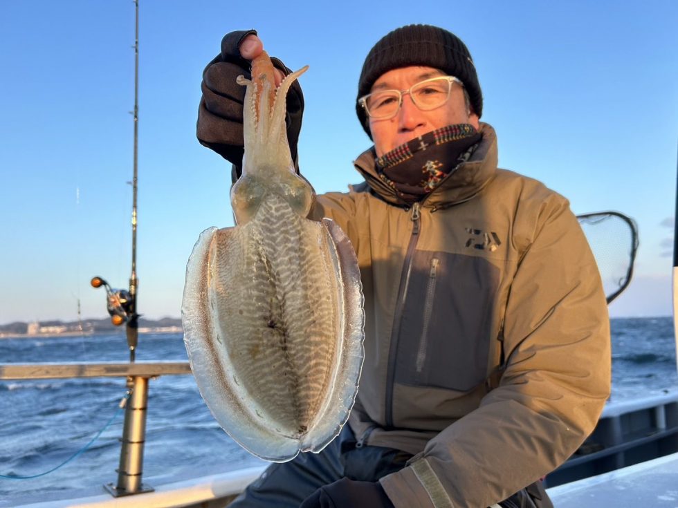 忠栄丸恒例コウイカ釣りへ急げ!