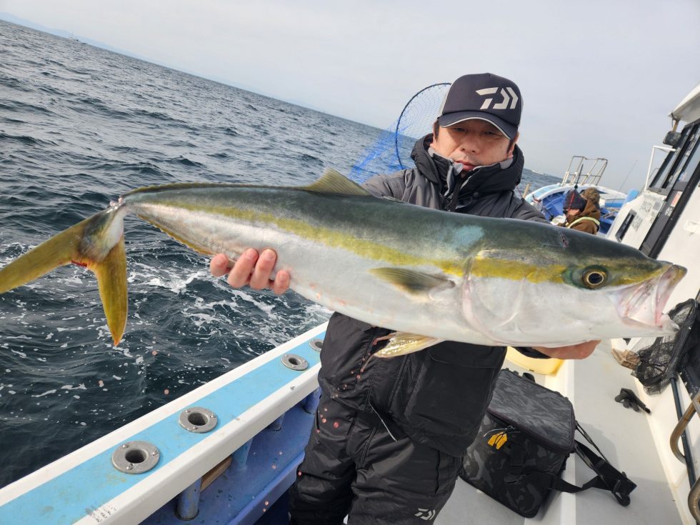 ブリ！太仕掛けでドラグ締めて一気に確保！