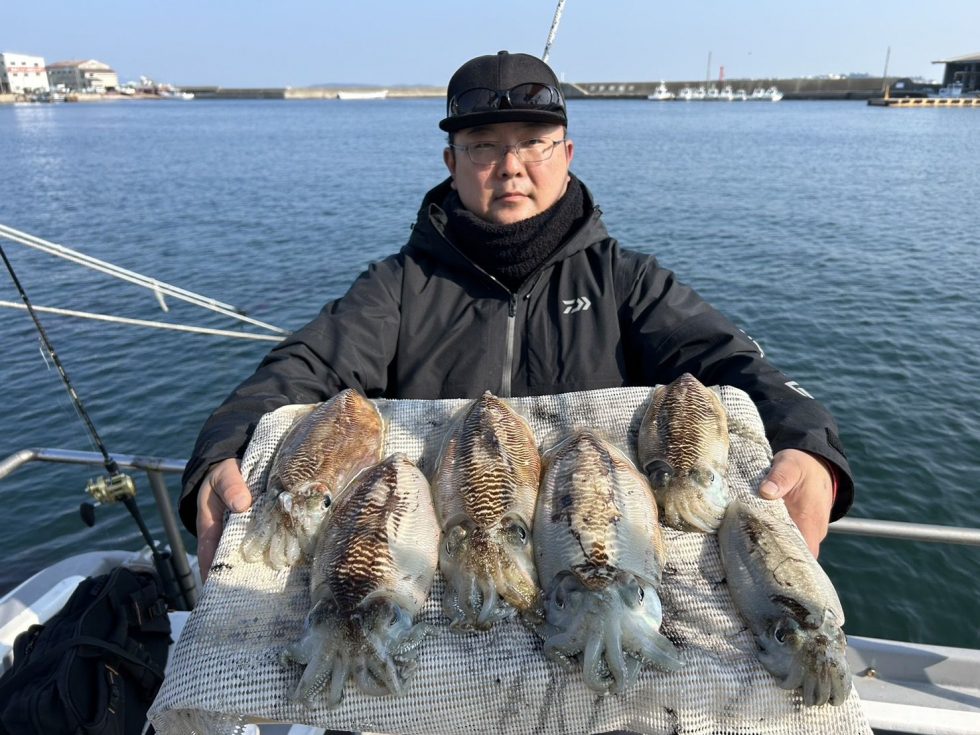 忠栄丸恒例コウイカ釣りへ急げ！