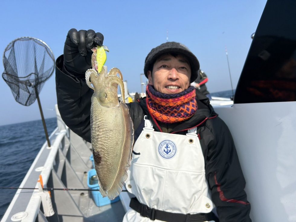 皆さん思い思いのエギで楽しんでます