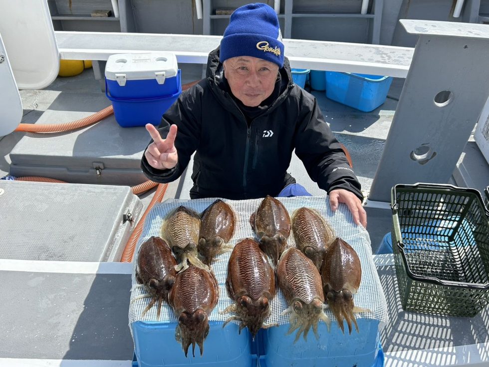 本日片名釣り部全船休船です。明日(月)コウイカ出船確定です！