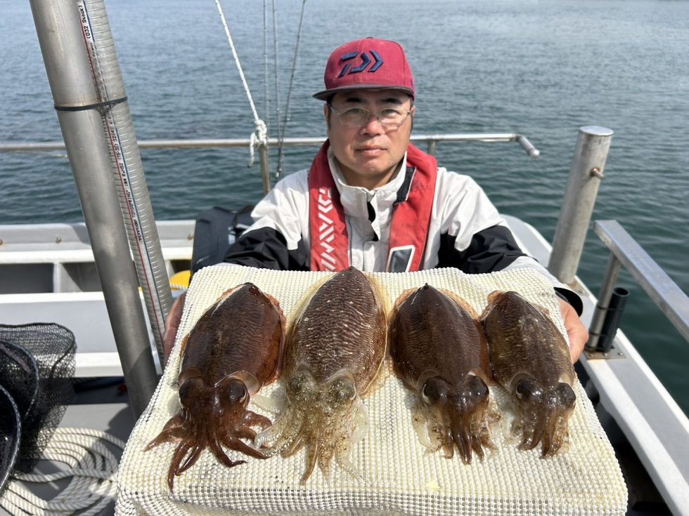 ２隻に分乗ゆったり釣行！