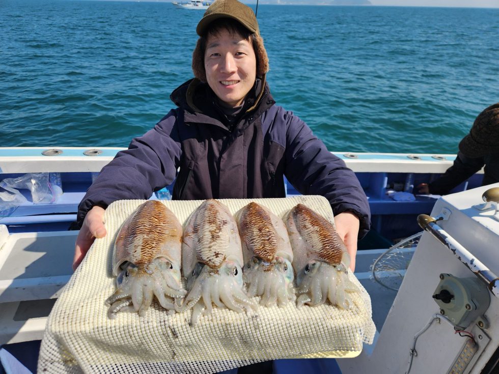 明日も２隻に分乗、かなり空き多数