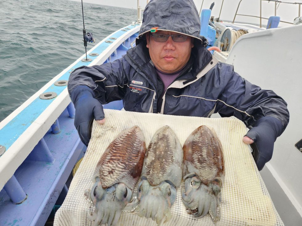 ２隻に分乗ゆったり釣行でした