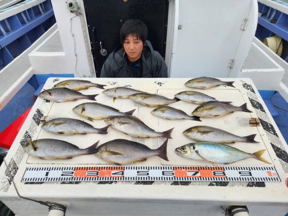 大山沖ジャンボイサキ、大アジ炸裂!