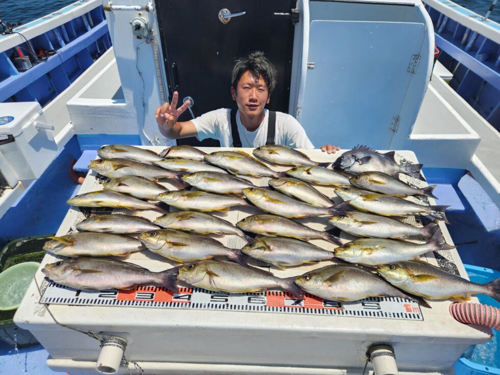 今日は極少人数、十一号船長も釣り!入れ食い!