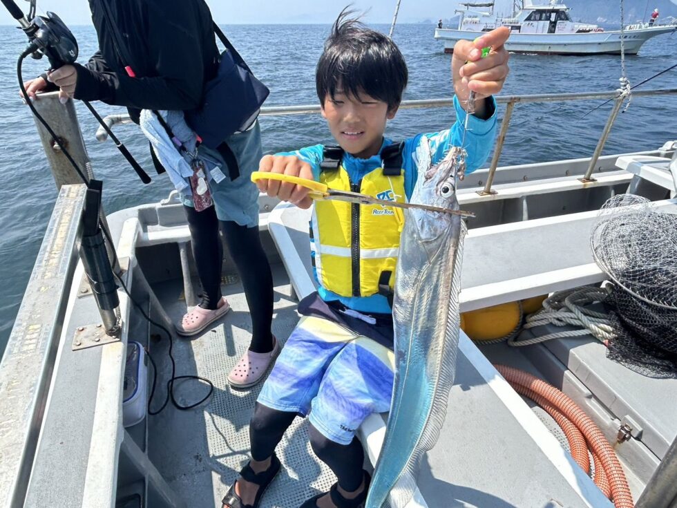 釣りボーイも見事に自分で良型タチウオ掛ける！将来が楽しみ