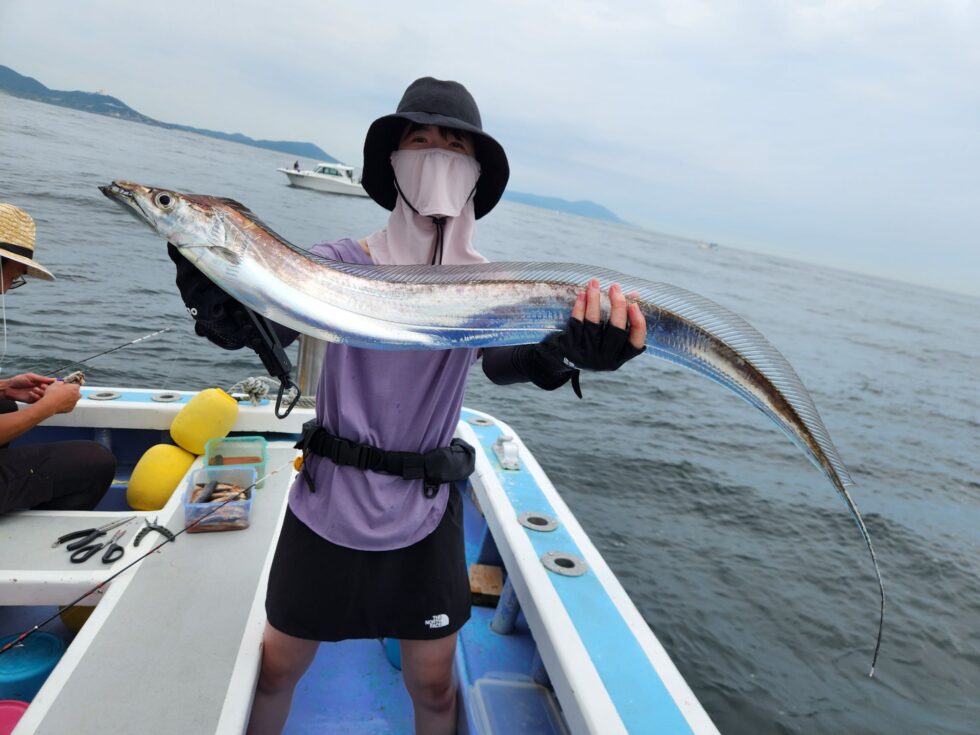 釣りガールも極太タチウオゲット！