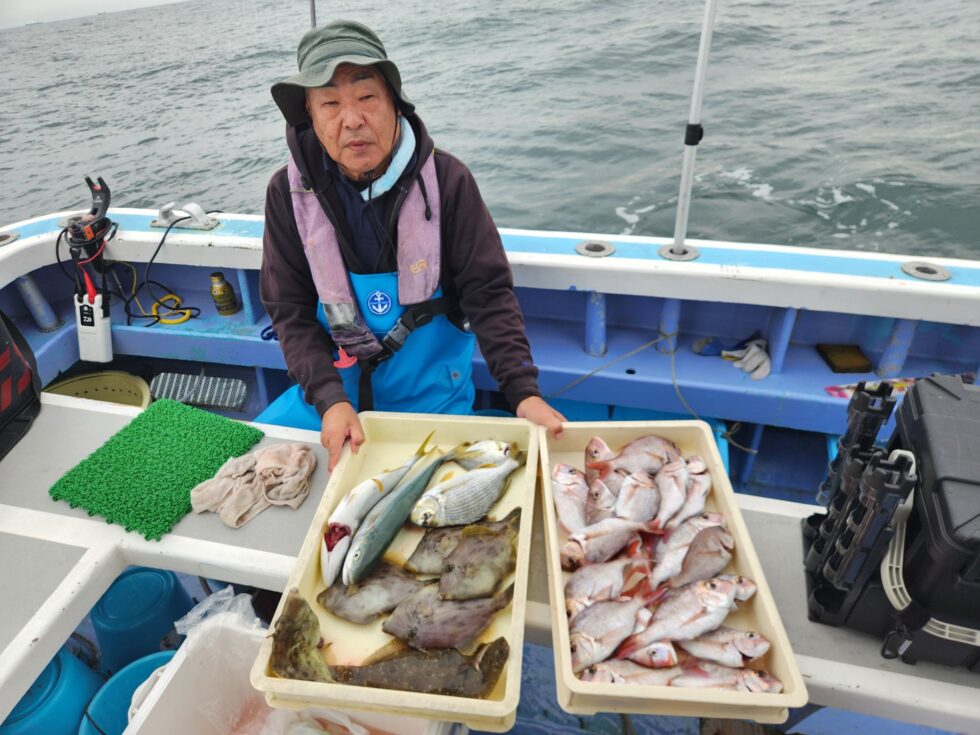 ウタセ五目船、入れ食いで忙しい1日でした!