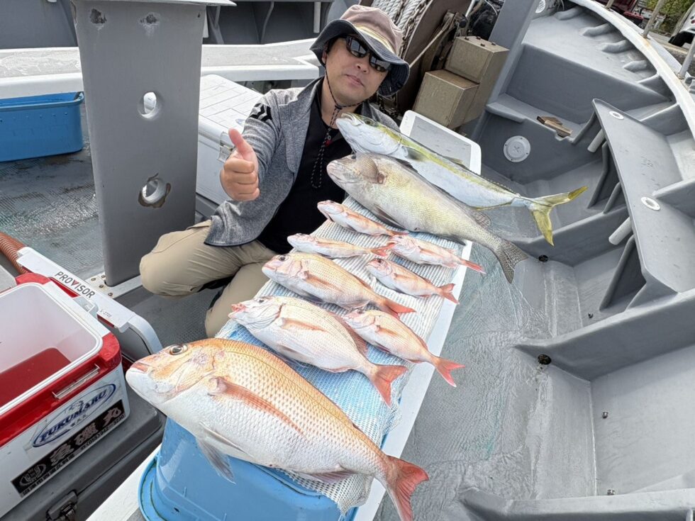 名人さんは真鯛52㎝を頭に今日もお見事でした！