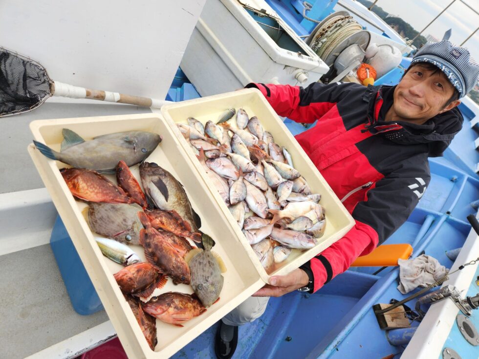 イワシ泳がせ船、ウタセ五目船、タチウオ船、一つテンヤ真鯛船、予約受付中！