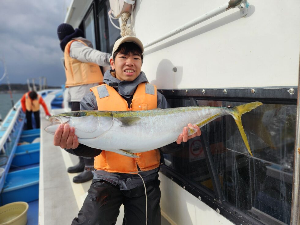 ベイト反応で極太ブリ!