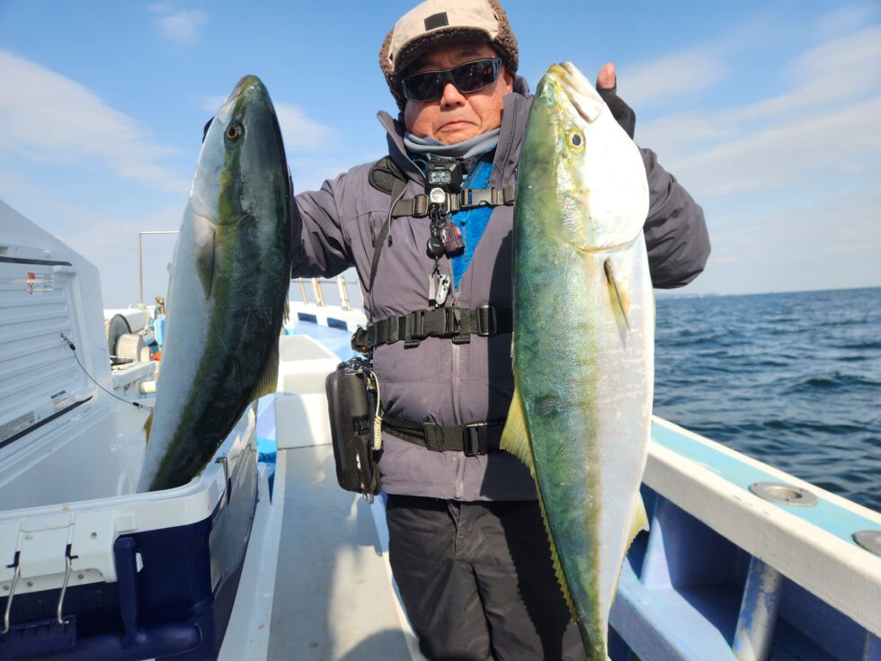 ブリぼこぼこ!デカイだけに取り込めた青物は1/3位ですが楽しめました。