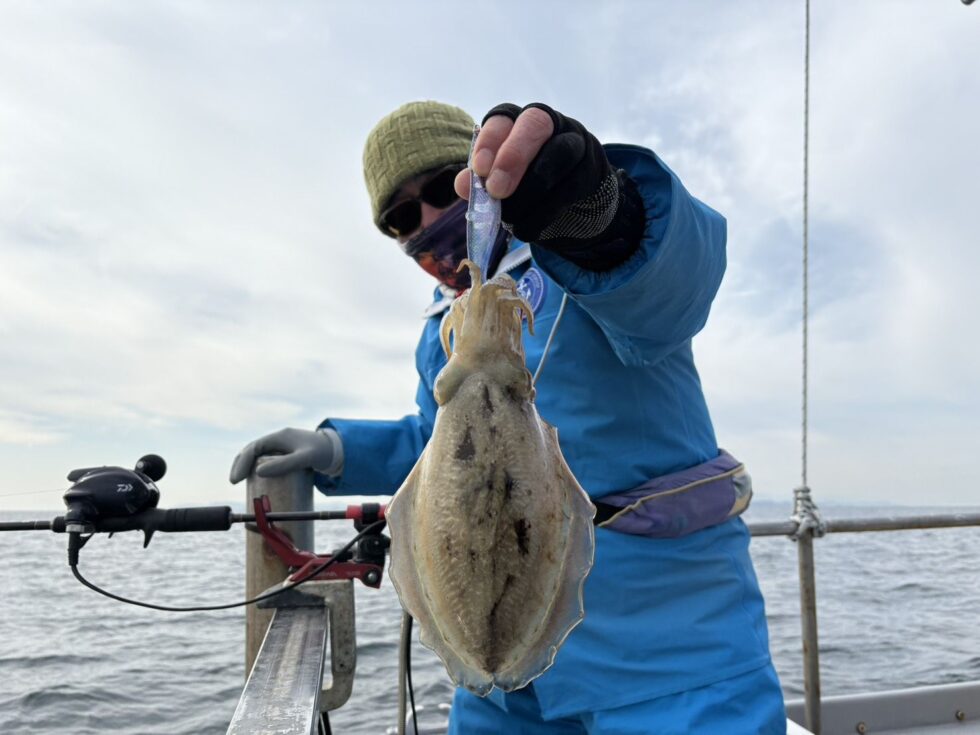 皆さん思い思いのエギで釣りまくり！