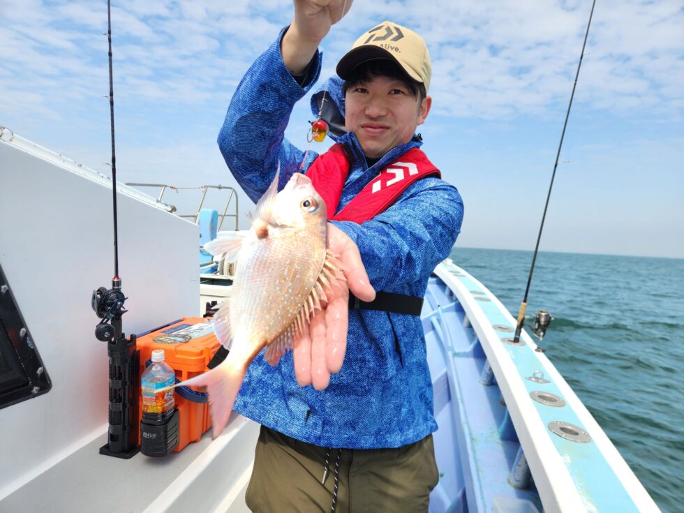 一つテンヤ真鯛釣り２隻分乗出船でした！