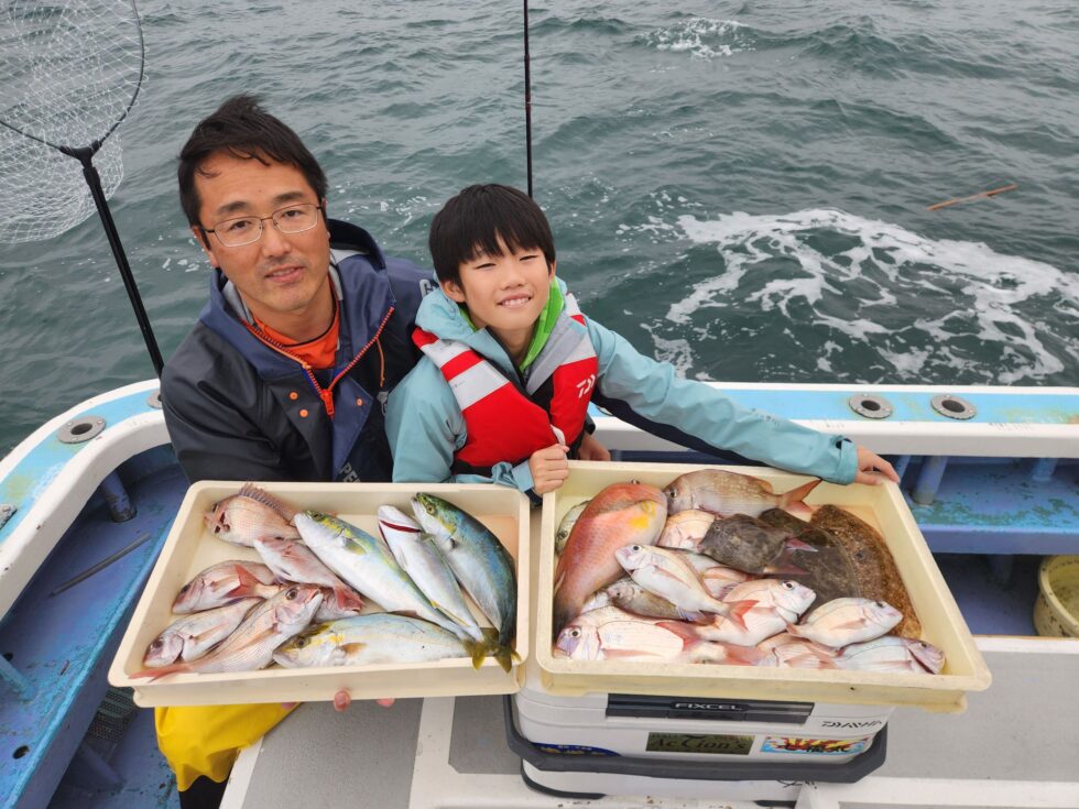 ウタセ五目入れ食い!活きウタセエビたっぷり入荷中!